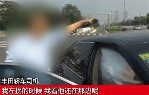 “路怒”十字路口，两车猛烈撞断轴！宁可车报废，谁也不让谁？ 丰田