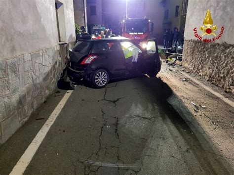 Auto Si Schianta Contro Il Muro Di Una Casa Grave Un Ragazzo Di