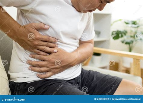 Doente Asi Tico Masculino Dor Abdominal No Lado Direito Da Barriga