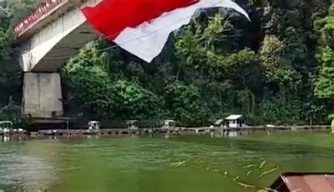 Jembatan Rantau Berangin Dihiasi Bendera Bendera Kecil Dan Berukuran