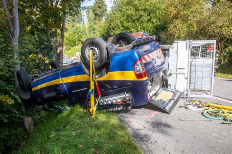 Unfall mit hochätzendem Gefahrstoff Mehrstündige Straßensperrung im