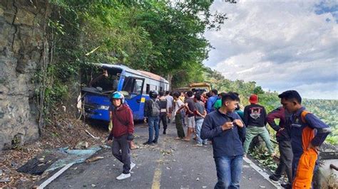 Breaking News Bus Penumpang Tabrak Tebing Di Tikungan Tajam Liku