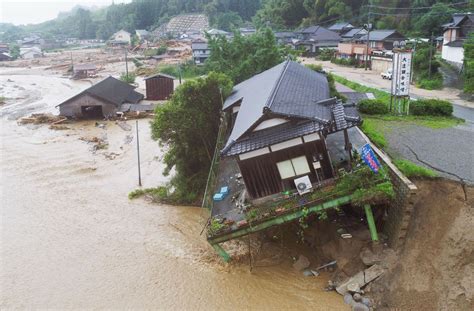 Japan Floods 15 Dead Hundreds Stranded Cnn