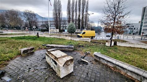 Grenoble La Voiture Finit Sa Course Sur Le Rond Point Le Conducteur