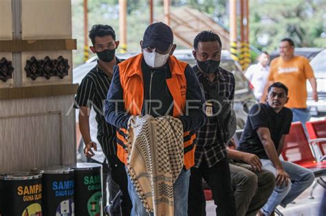 PENANGKAPAN BURONAN KPK IZIL AZHAR ANTARA Foto