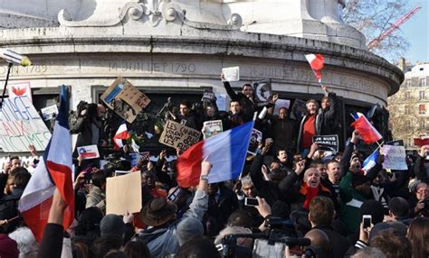 Paris Soma Dez Mil Toneladas De Lixo Nas Ruas