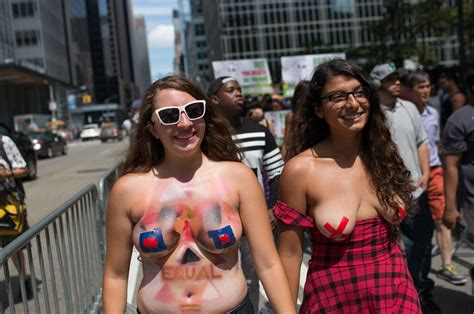 Sì al topless in spiaggia in California la marcia di uomini e donne