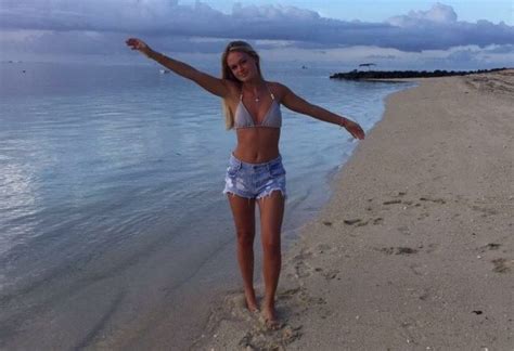 Hot Sexy Ella Willis Bikini Pics