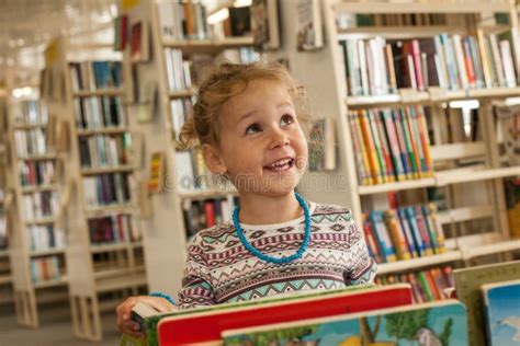 Assento E Leitura Da Menina Da Crian A Em Idade Pr Escolar Um Livro Na