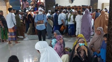 Salat Idul Fitri Ribuan Umat Muslim Di Jayapura Berjalan Aman Khatib