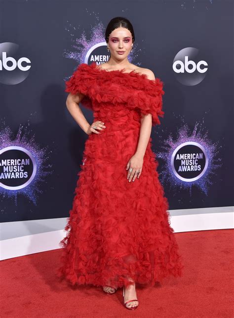 Foto O Vestido Vermelho De Plumas De Katherine Langford No Ama S Da