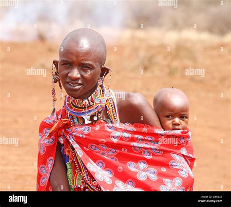 Collier Tribu Femme Enfant Afrique Kenya Banque De Photographies Et D