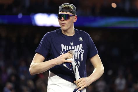 Uconn Freshman Donovan Clingan Returning For Sophomore Season