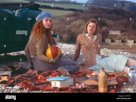 Rose Et Cassandra I Capture The Castle Year 2003 Uk Rose Byrne