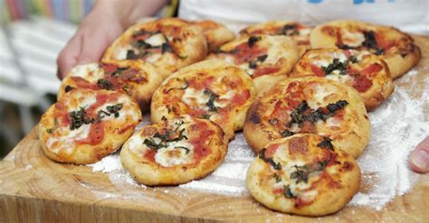 Mini Spinaci Herb And Cheese Pizzas Recipe Eat Smarter Usa