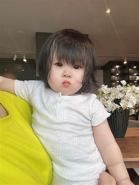 Hot mom 7 con sở hữu nhan sắc bị thời gian lãng quên sinh nở liên tiếp mà thân hình vẫn nuột nà