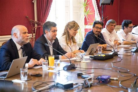 Nueva Constitución oficialismo empuja el plebiscito ante la