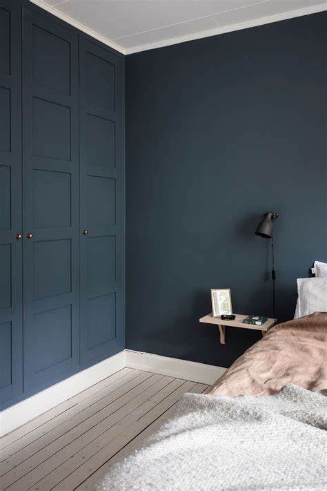 Bedroom with a deep blue wall color - COCO LAPINE DESIGNCOCO LAPINE DESIGN