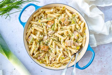 Romig Eenpansgerecht Met Pasta Zalm En Prei Kokerellen