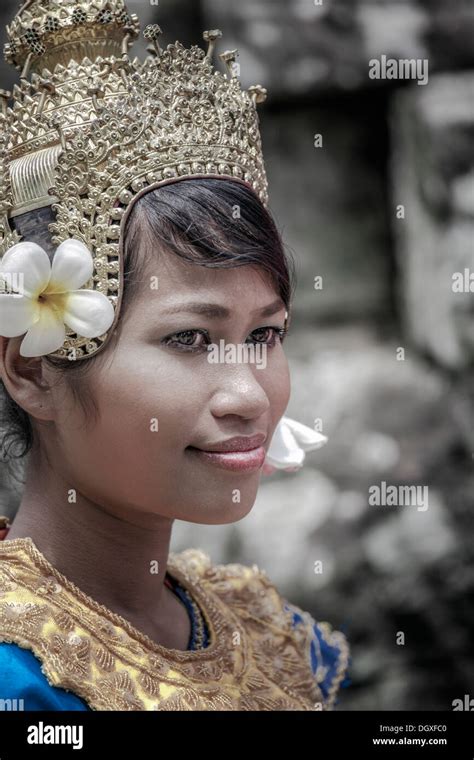 Beautiful Cambodian Girls Hi Res Stock Photography And Images Alamy