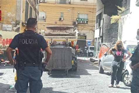 Blitz Al Mercatino Degli Stracci Di Porta Nolana Migliaia Di Vestiti