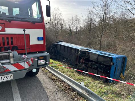 Bus Con A Bordo Studenti Va Fuori Strada E Finisce In Una Cunetta