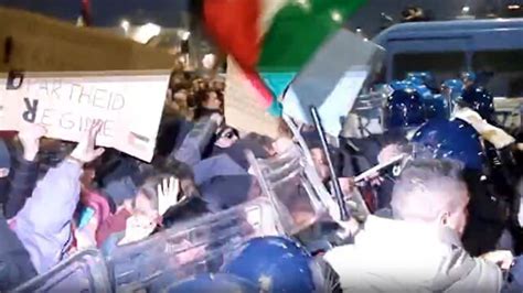 Scontri Tra Manifestanti E Polizia Sotto Sede Rai A Bologna