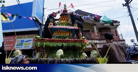 Ribuan Warga Meriahkan Kirab Rebo Wekasan Dan Pembagian Air Salamun