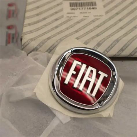 EMBLEMA SIGLA DITTA Post Fiat Freemont Cod 71771640 Nuovo Originale