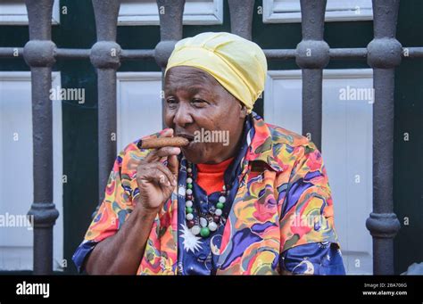 Black Woman Smoking Cigar Fotos Und Bildmaterial In Hoher Auflösung Seite 3 Alamy