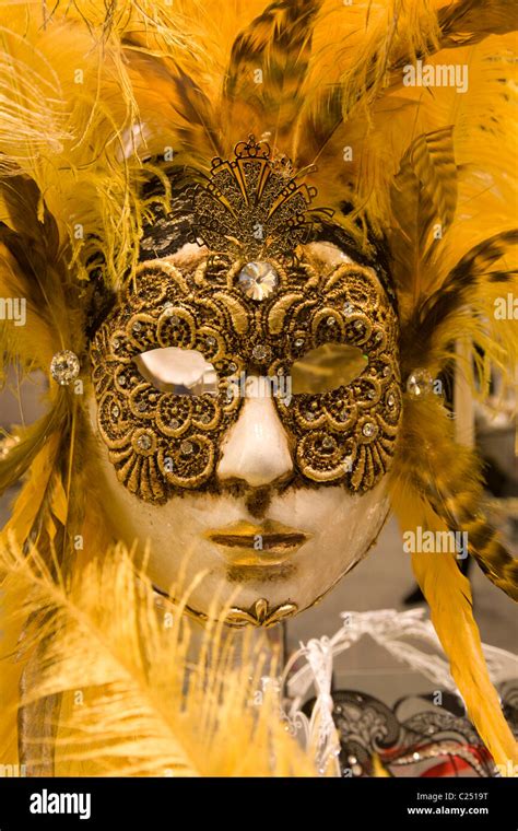 Golden sun mask Fotos und Bildmaterial in hoher Auflösung Alamy