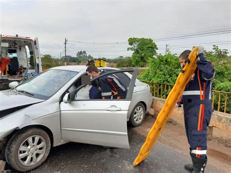 Carro bate em caminhão na Dique 1 em Pouso Alegre Pouso Alegre NET