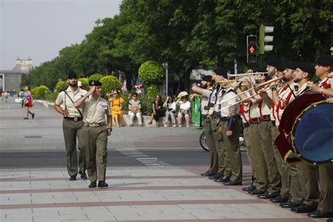 Las imágenes del solemne izado de la bandera de España por la BRI X en