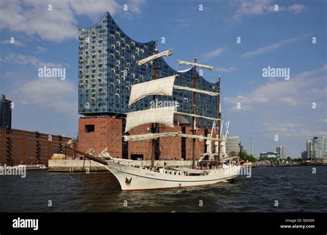 Europa Deutschland Hansestadt Hamburg Elbe Elbphilharmonie Vom