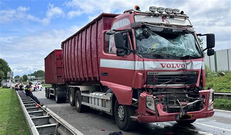 Ongeluk Met Twee Vrachtwagens Op N Weg Volledig Dicht Adverteren