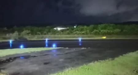 Avi O Ultrapassa Limite De Pista E Para Em Matagal Durante Pouso No