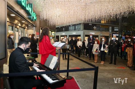 Las Falleras Mayores de Valencia inauguran la iluminación navideña en