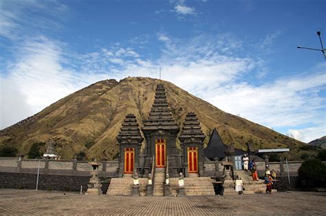 Pura Luhur Poten Di Lautan Pasir Gunung Bromo Kompasiana