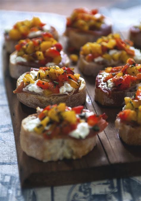 Bruschetta aux poivrons grillés chèvre prosciutto Trois fois par jour