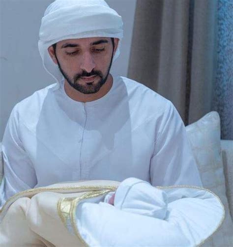 El príncipe heredero de Dubai comparte la primera imagen de su tercer hijo