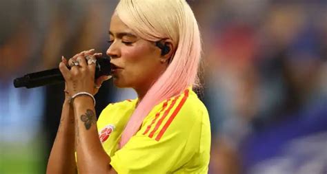 Karol G se luce con el himno de Colombia en la final de la Copa América