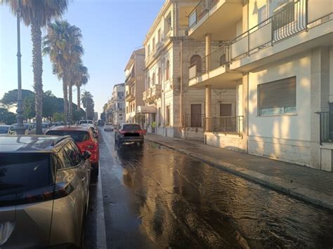 Reggio Calabria copiosa perdita dacqua in centro città