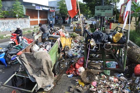 Sampah Menumpuk Akibat Truk Pengangkut Tak Beroperasi Antara Foto