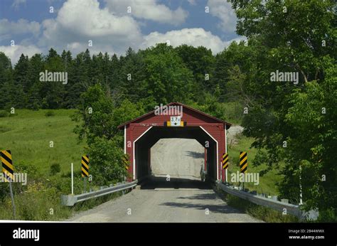 Covered Bridge Wakefield Quebec Kanada Stock Photo Alamy