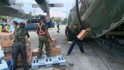 Foto Hercules TNI AU Mendarat Di Papua Bawa Ratusan Liter Minyak Goreng