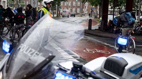 Fahrrad Demo In Bremen Antifa Aktivisten Drehen Durch Autos Besch Digt