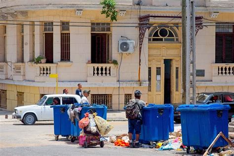 Crece El N Mero De Buzos De La Basura En La Habana En Medio De Crisis