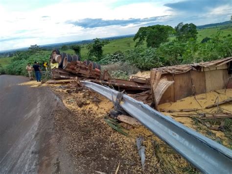 Caminh O Carga De Gr Os Tomba Em Curva Na Br Em Colorado