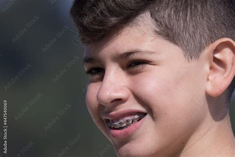 Retrato Em Um Dia De Muito Sol De Um Adolescente Sorrindo E Usando