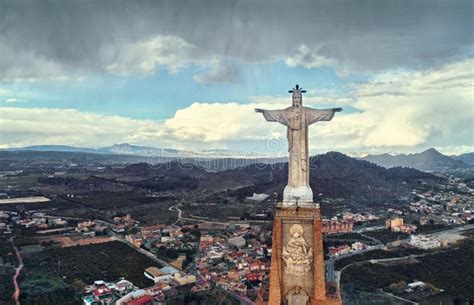 Estatua De Cristo En Un Top Del Castillo De Monteagudo Foto De Archivo